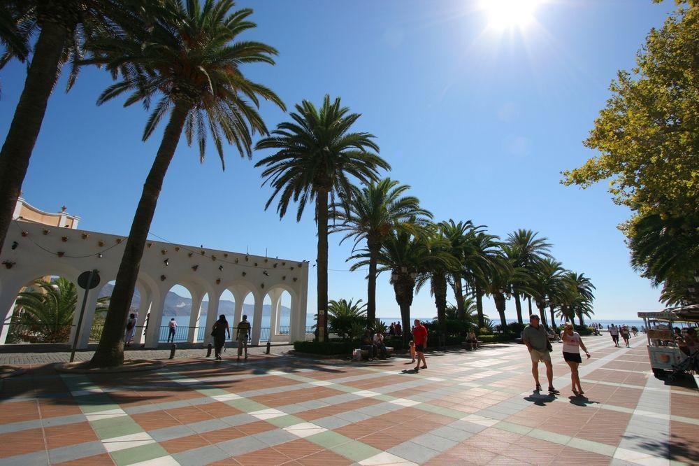 Apartamentos Plaza Cavana 5 Nerja Exterior photo