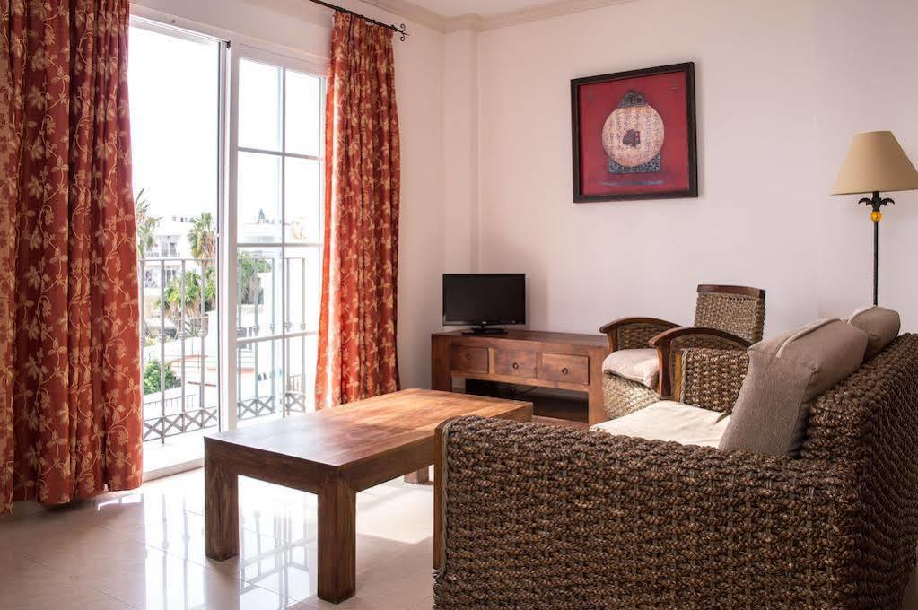 Apartamentos Plaza Cavana 5 Nerja Exterior photo